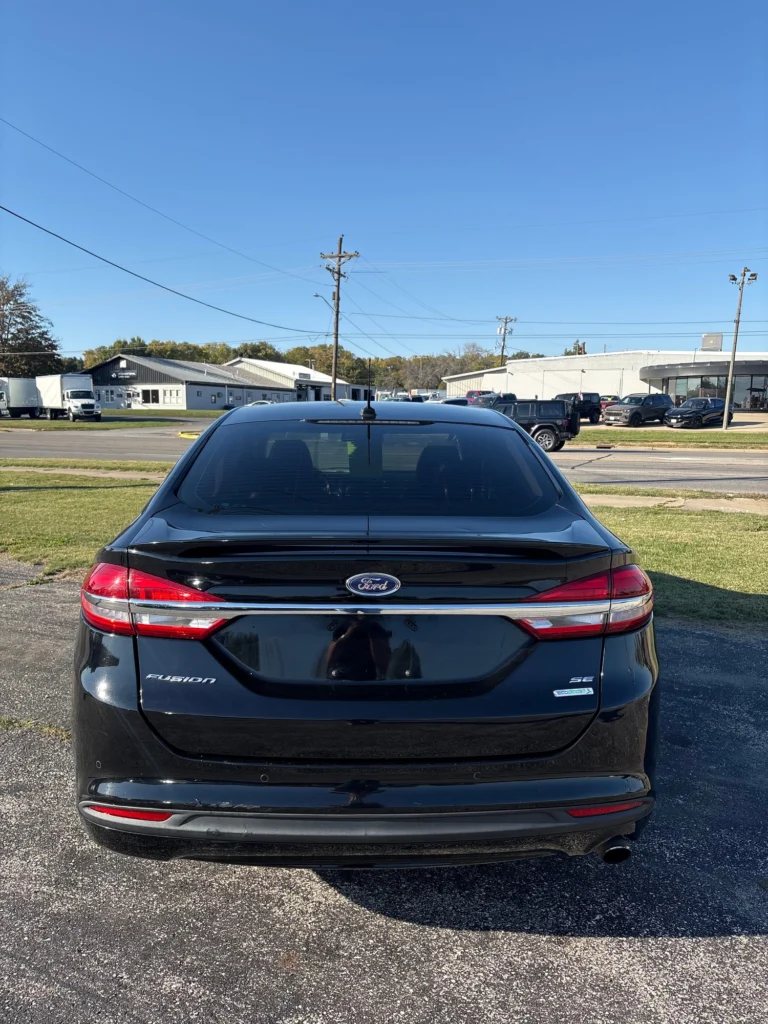 2017 Ford Fusion SE, photo 4 of 14