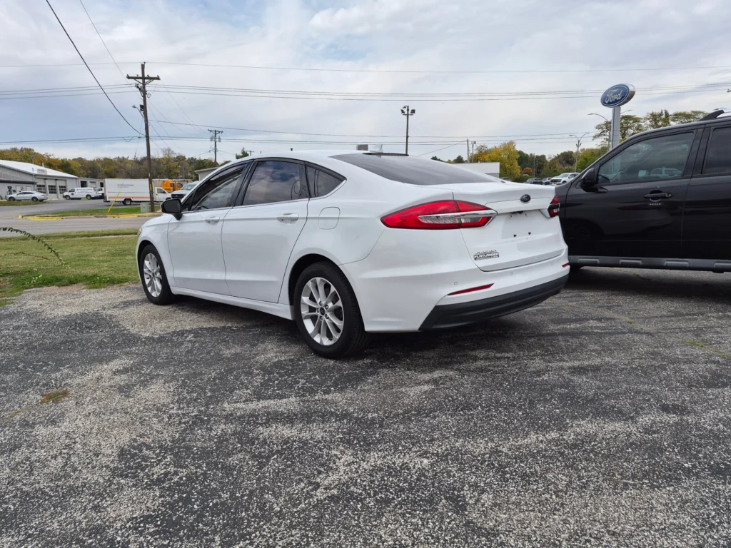 2020 Ford Fusion SE, photo 2 of 11