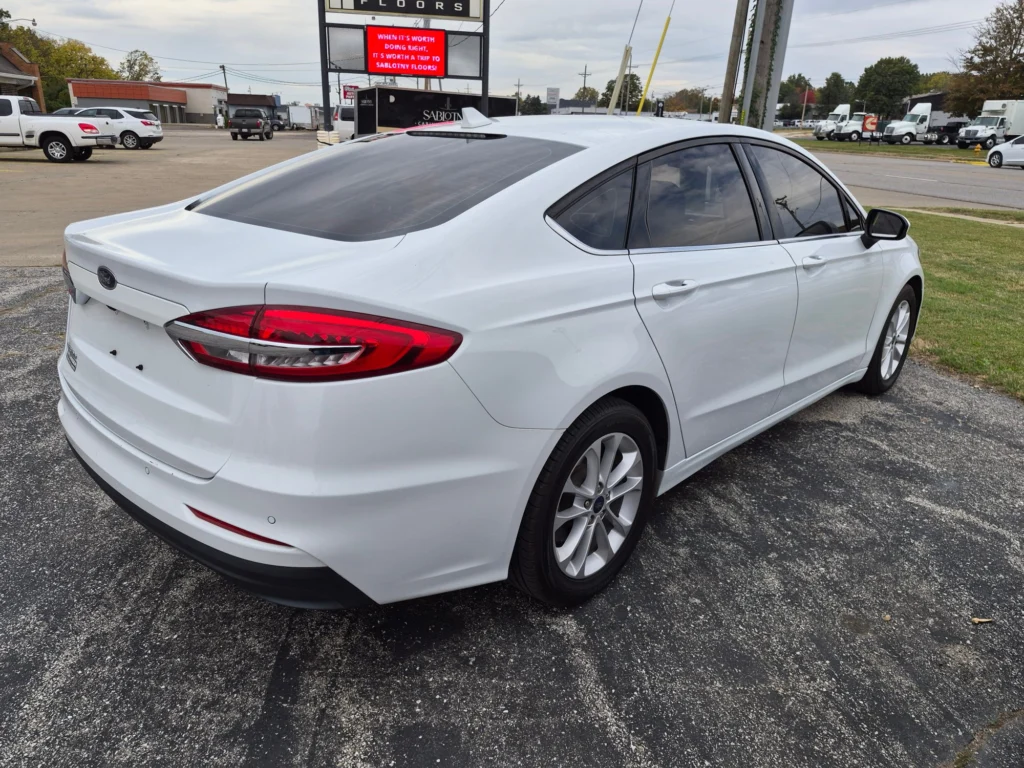2020 Ford Fusion SE, photo 4 of 11